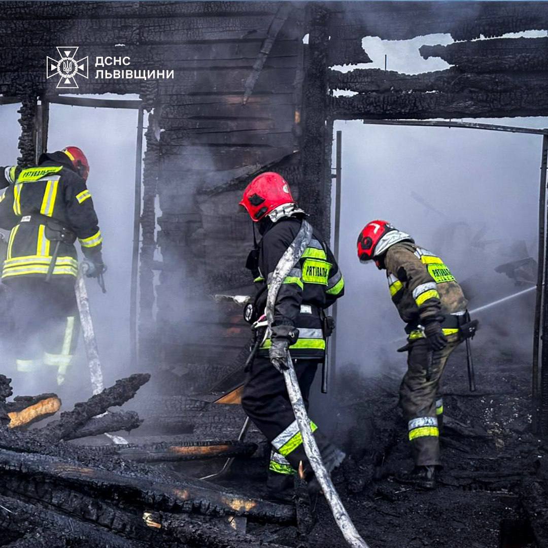 У Славську згорів готель: поліція показала фото ймовірного палія