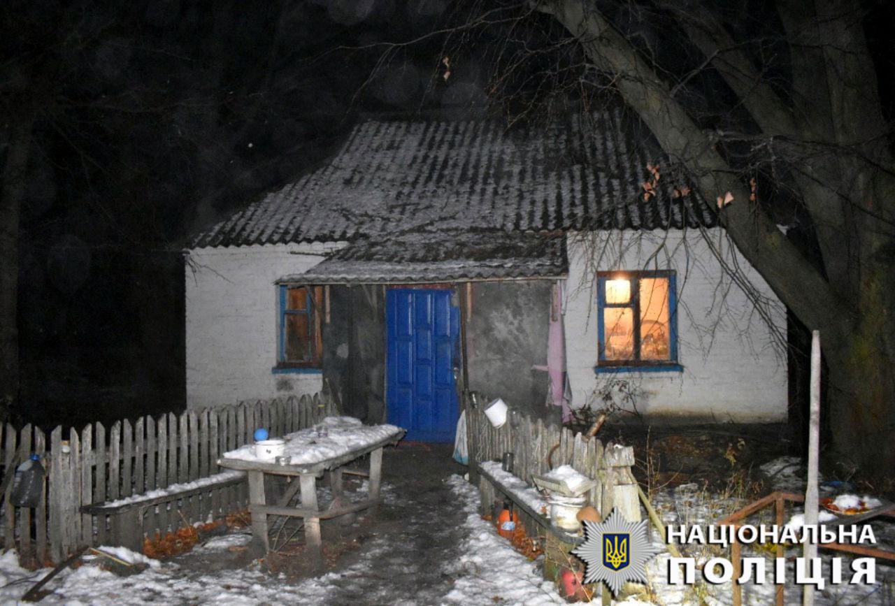 Жах! На Київщині чоловік зарубав сокирою власну матір