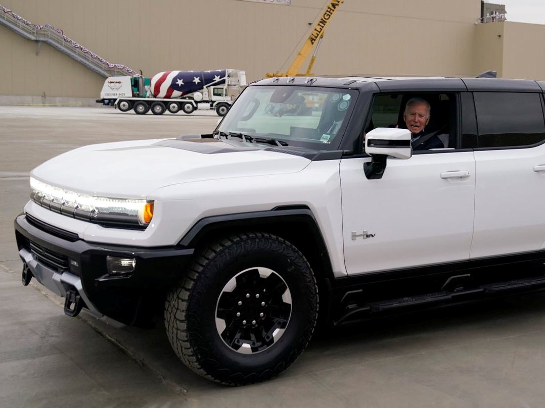 Байден протестував електричний Hummer