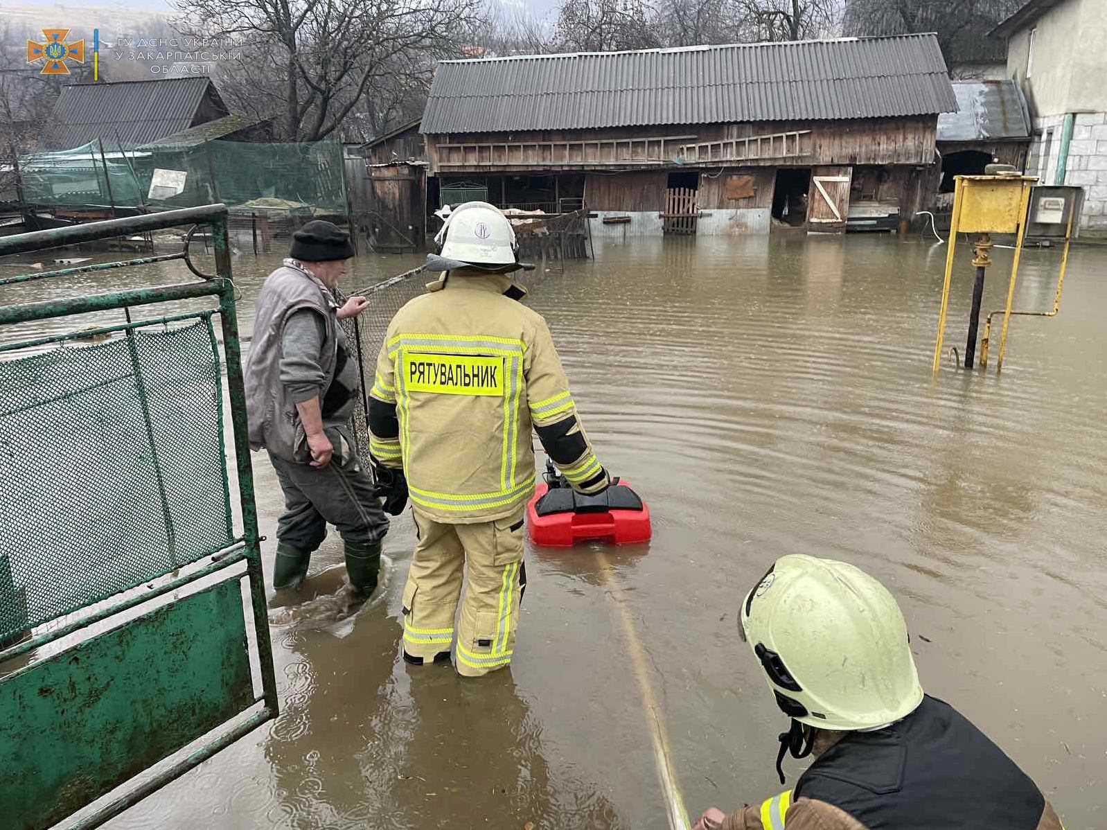 Паводок на Закарпатті. Шукають 15-річного підлітка, якого змило водою в річку