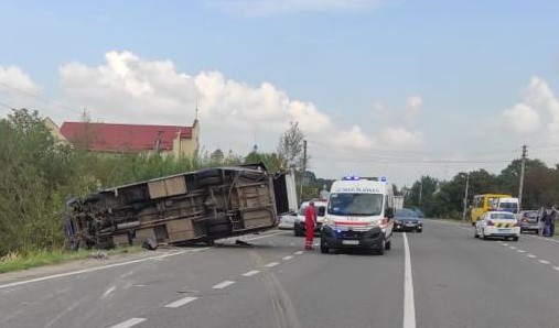 Біля Львова через 19-річного водія «під наркотиками» перекинувся автобус: є потерпілі