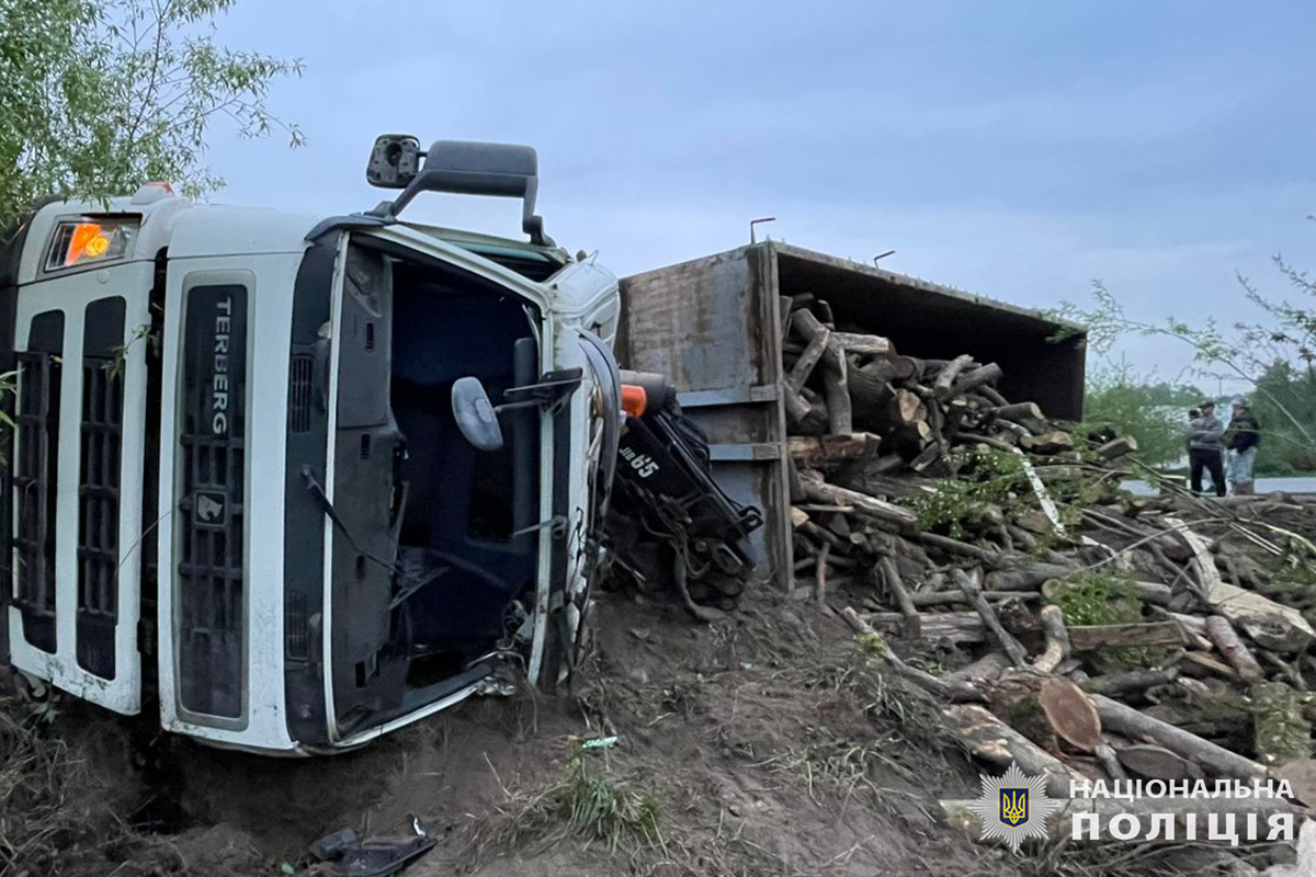 На Львівщині перекинулася вантажівка з дровами