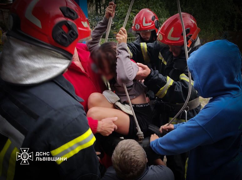 У Львові дитина застрягла на гойдалці: на місце прибули рятувальники