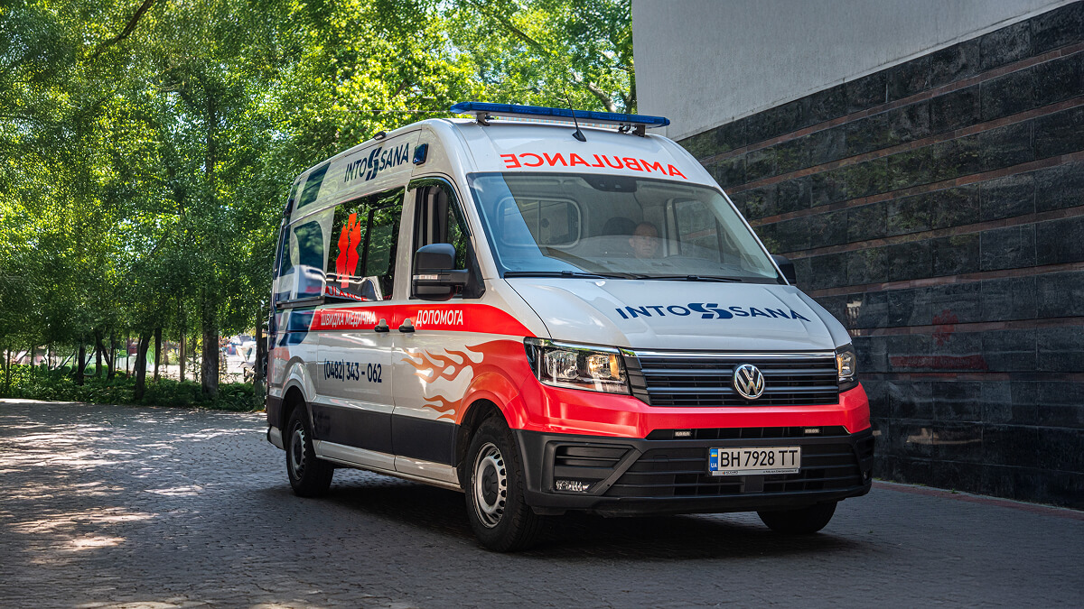 Застряг глибоко в м'яких тканинах: лікарі рятують жінку, яка натрапила рукою на кілок