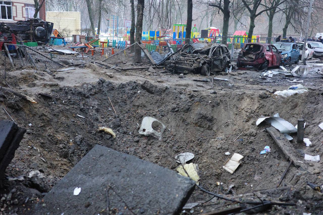 Величезні вирви і затоплена вулиця: показали наслідки ракетної атаки по Києву. Фото