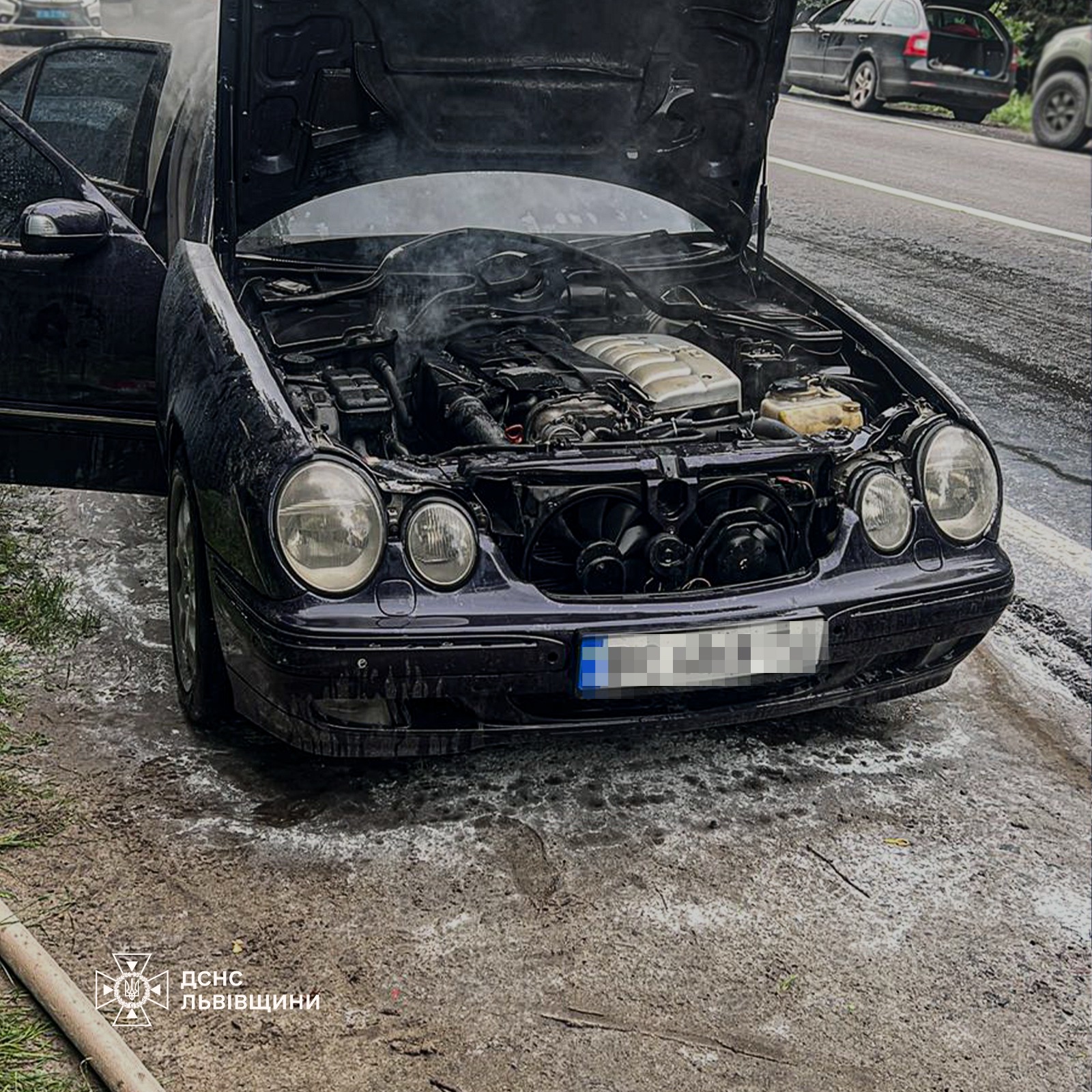 На Львівщині під час руху спалахнув автомобіль Mercedes (фото)