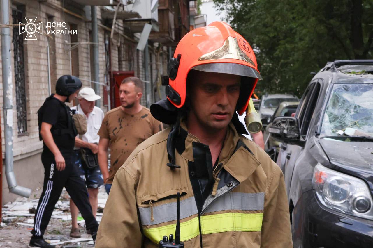 Дитячий майданчик, садок та житлові будинки: ДСНС повідомила деталі ворожого обстрілу Миколаєва