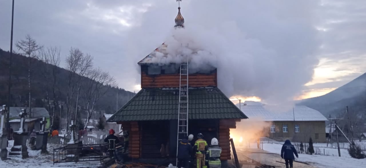 На Львівщині горіла дерев’яна дзвіниця при церкві ХІХ століття