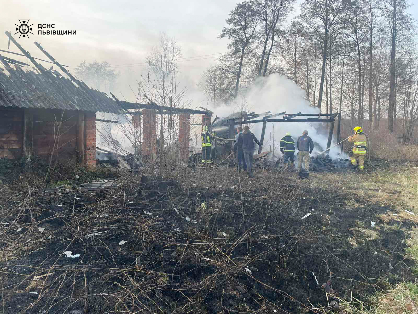 На Львівщині через пожежу вщент згоріла будівля. Ще три вдалося врятувати