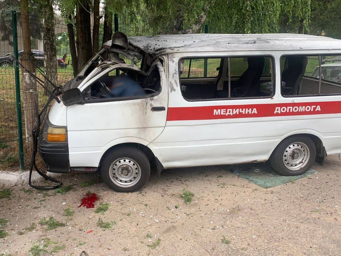 Російські війська з дрона скинули вибухівку на авто «швидкої» на Дніпропетровщині, загинув чоловік