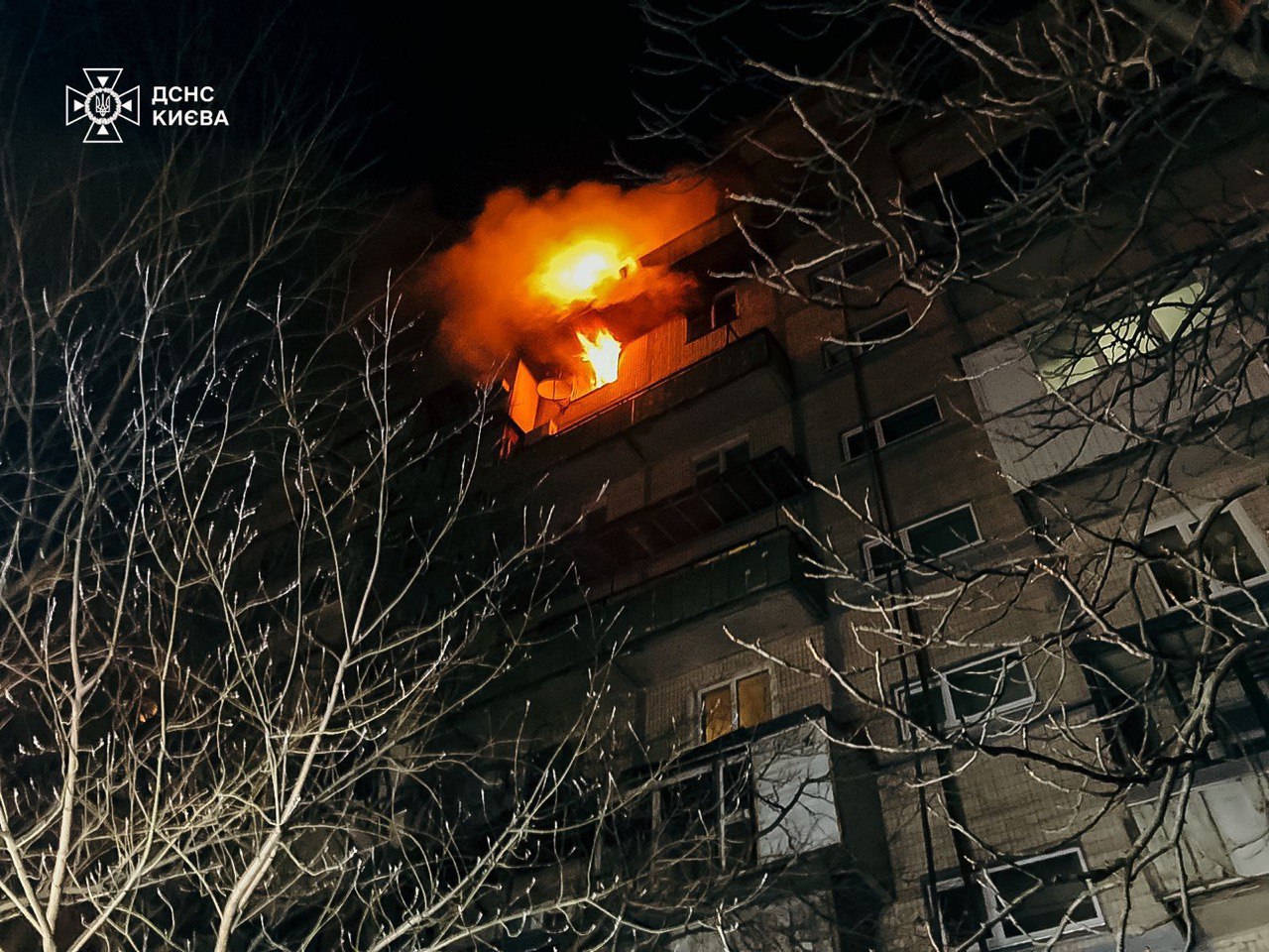 У Києві горіла квартира: загинули двоє людей, є постраждалий (фото)