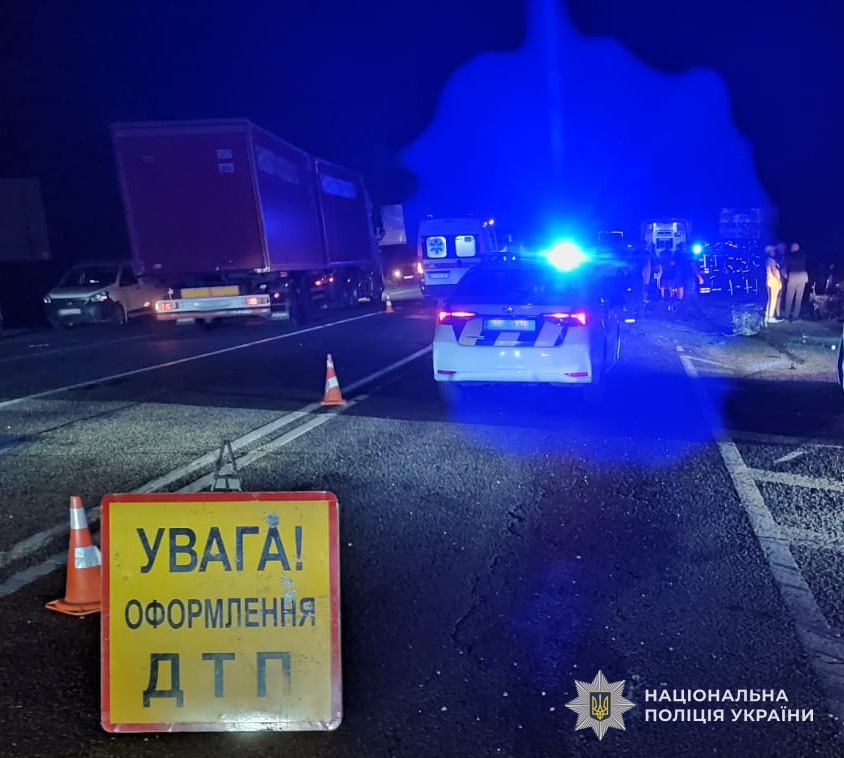 На Львівщині сталася ДТП за участі вантажівки: п’ятеро людей травмовані (фото)