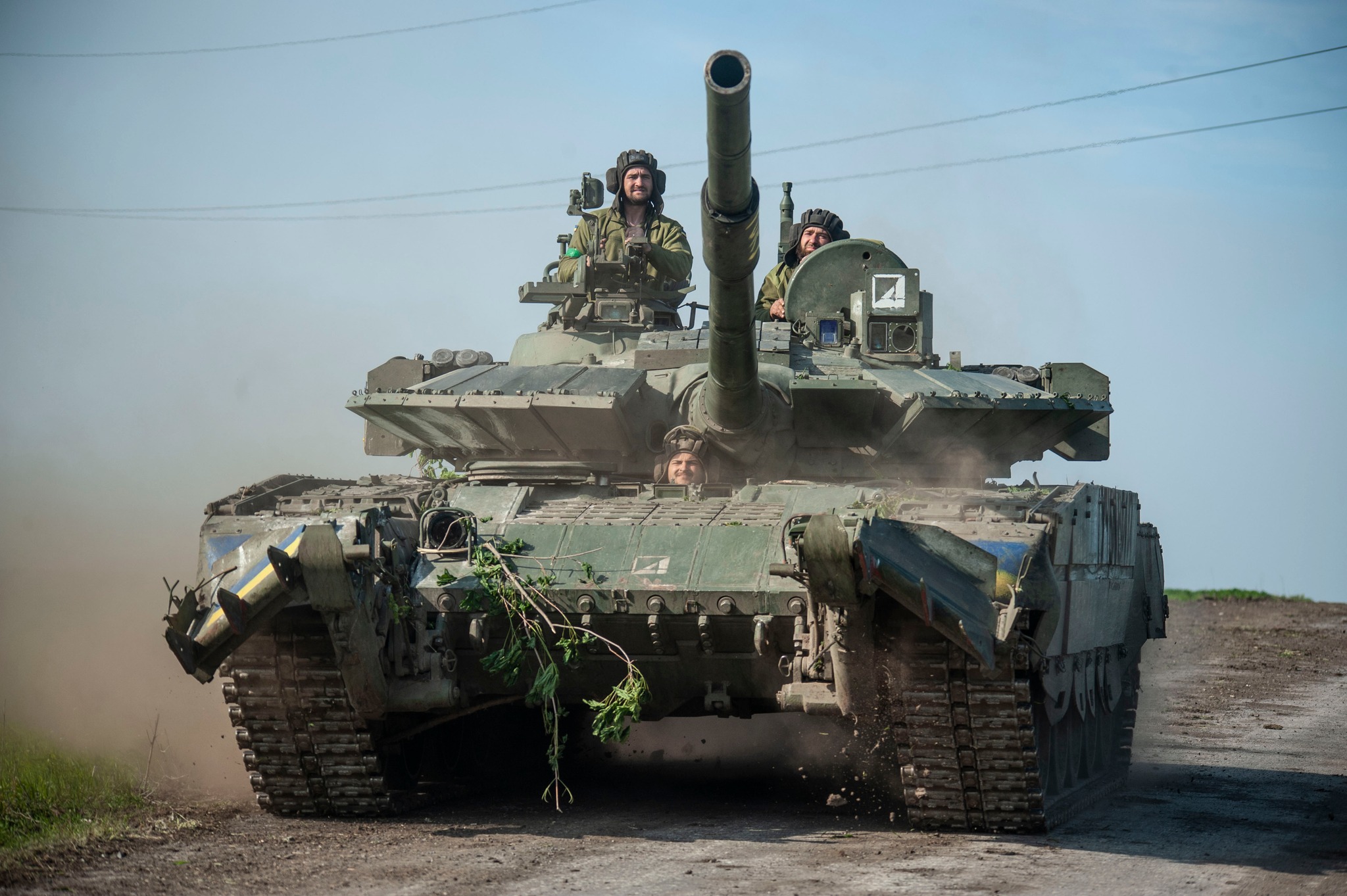 Українські військові провели «парад» на російських танках