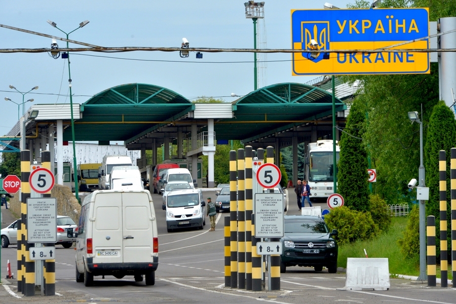 Виїзд за кордон за фальшивими посвідченнями: затримано організатора схеми на Львівщині