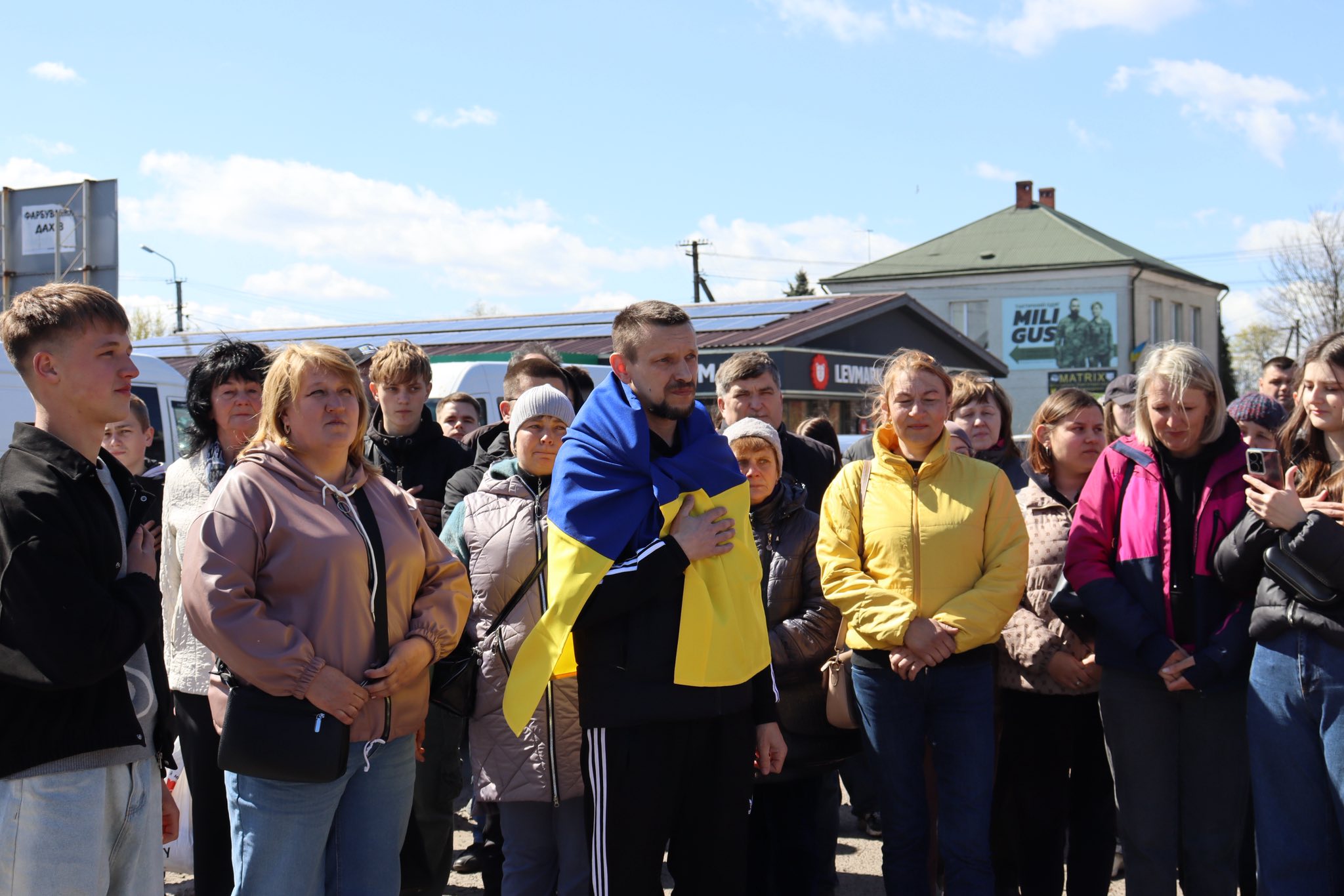 Як на Львівщині зустріли Воїна, який повернувся з російського полону: щемливі фото
