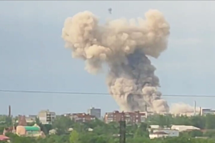 В окупованому Донецьку прогриміли вибухи та здійнявся дим