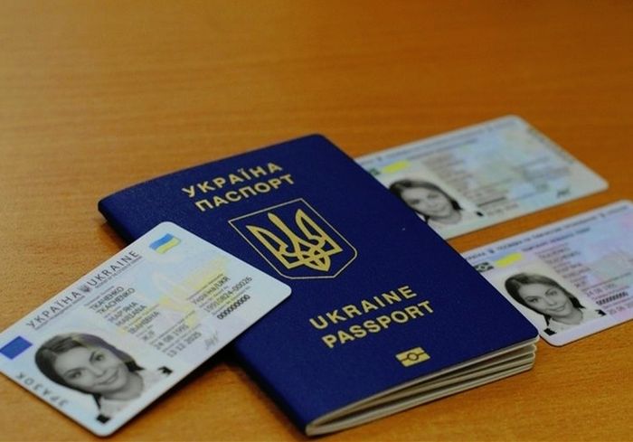 В Україні електронні паспорти прирівняли до паперових. Де можна використовувати