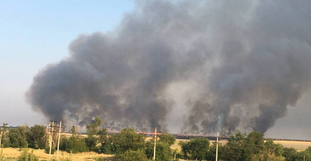 Партизани підпалили поля із зерном поблизу Маріуполя. Неподалік – склади з боєприпасами