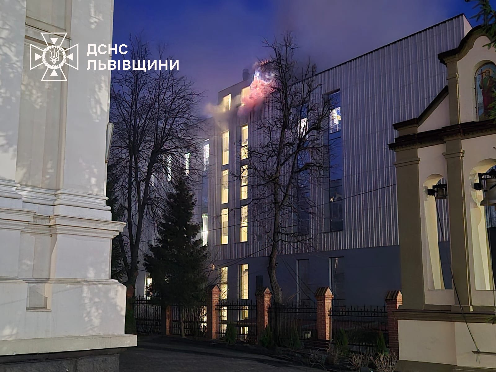 У Львові масштабна пожежа в офісному центрі: горить дах та частина будівлі