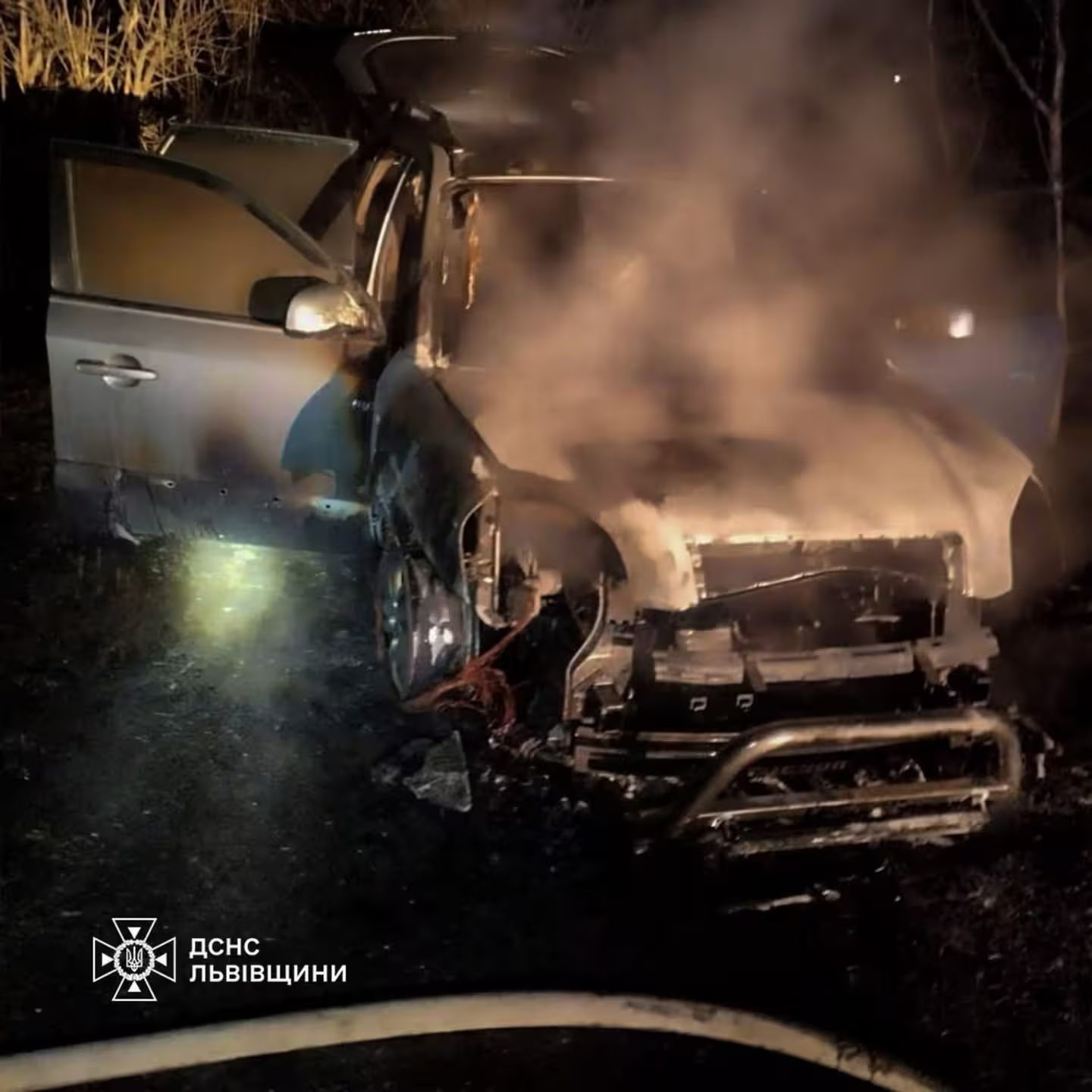 На Львівщині два авто спалахнули як сірники: що сталося