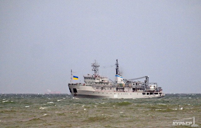 Український корабель отримав пошкодження в Чорному морі. Його буксирують в Одесу