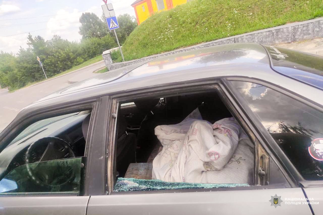 На Львівщині п'яний чоловік напав на поліцейську: з'явилися фото з місця інциденту