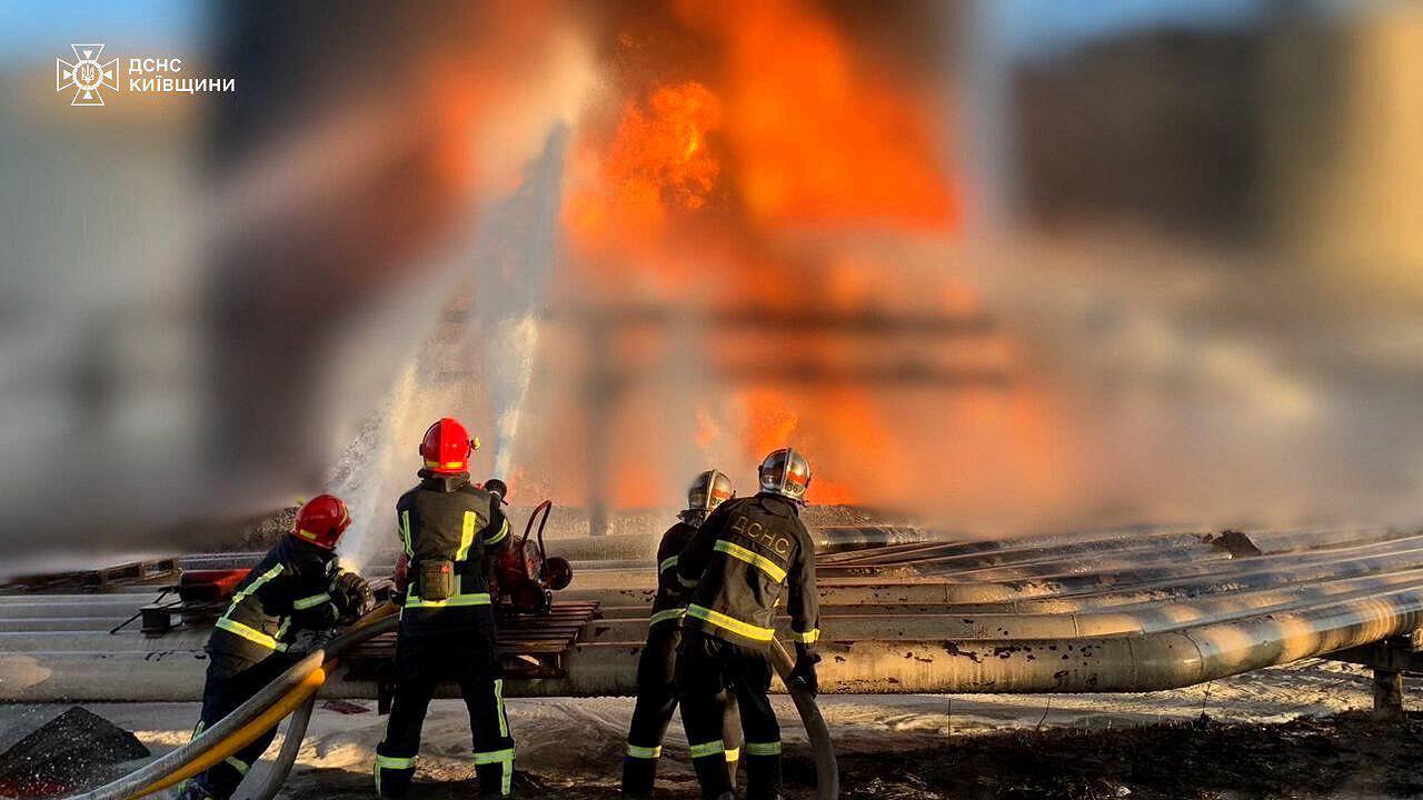 На Київщині вже понад добу гасять пожежу на об'єкті, який атакувала Росія