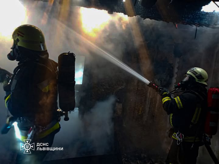 На Львівщині чоловік ледь не згорів у власному будинку