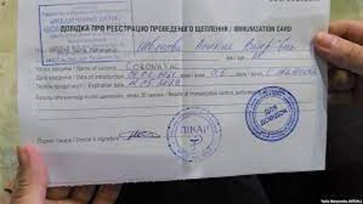 Світ про ковід в Україні: фейкові сертифікати, мало вакцинованих і багато смертей