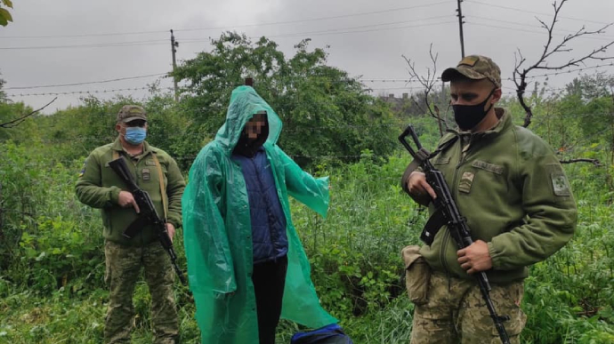 З іконами у руках. Прикордонники затримали чоловіка, який хотів втекти у Росію