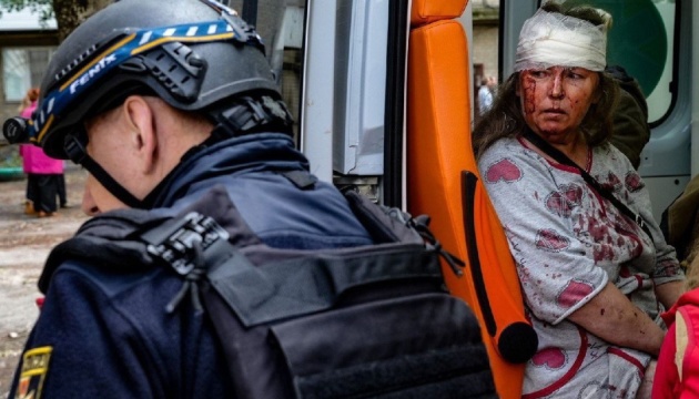 Атака РФ по центру Херсона: зросла кількість поранених, врятували трьох дітей та жінку
