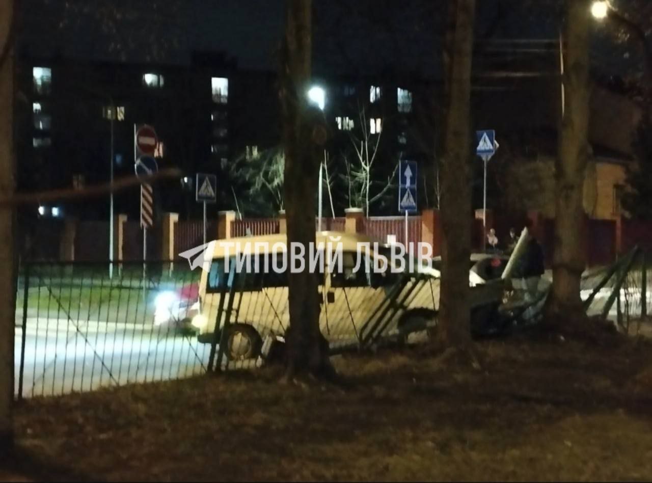 У Львові п'яний водій в'їхав у паркан ліцею