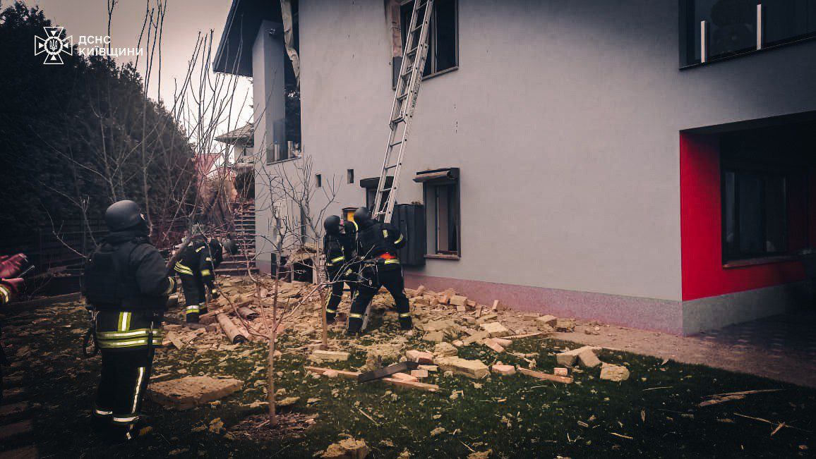 На Київщині внаслідок ворожої атаки постраждала жінка