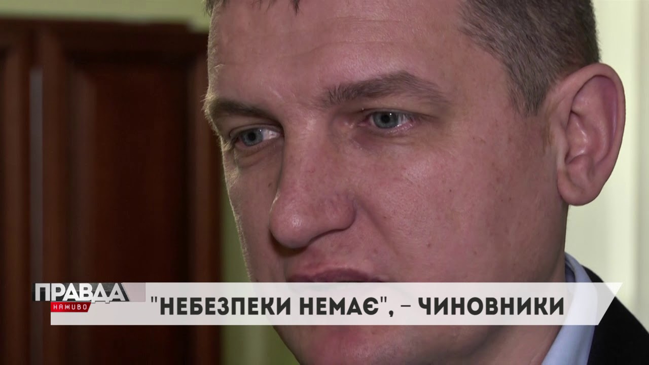 У центрі Львова під землю пішов брук і утворив чималеньку яму