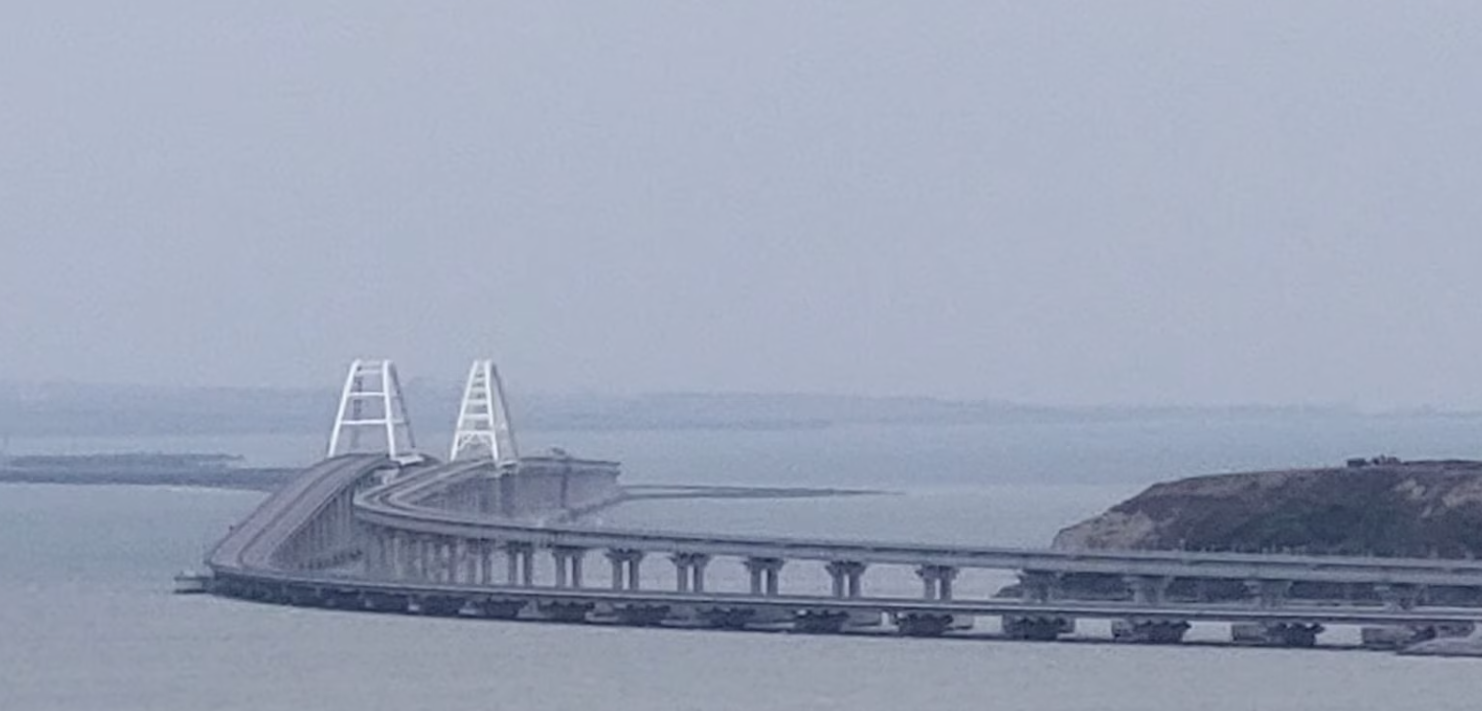 Утеча з Криму в Росію. Біля Керченського мосту утворився затор майже на 3 кілометри