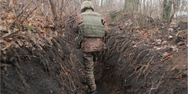 На Донбасі вночі бойовики поранили українського військового