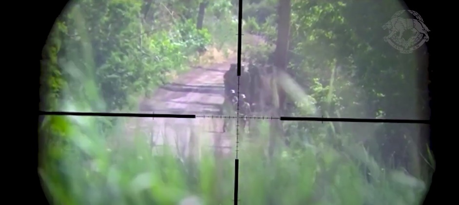 На прицілі у снайпера: унікальне відео філігранного відстрілу росіян українським стрілком
