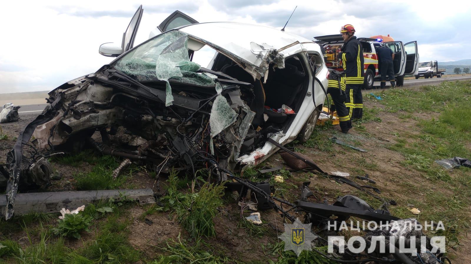 На Львівщині легковик в'їхав в автопоїзд: водій загинув на місці
