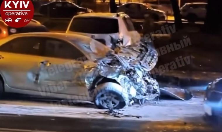 Шалена ДТП у Києві: розтрощив 15 авто, «спалив» своє і втік голим, але в масці