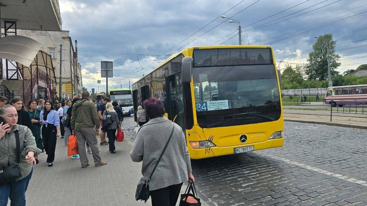 У Львові в трощу потрапили дві маршрутки з пасажирами: з'явилося перше фото