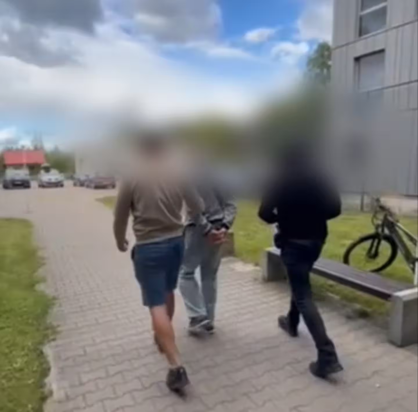 У Польщі група підлітків жорстоко познущалася над українцем: побили і поголили наголо