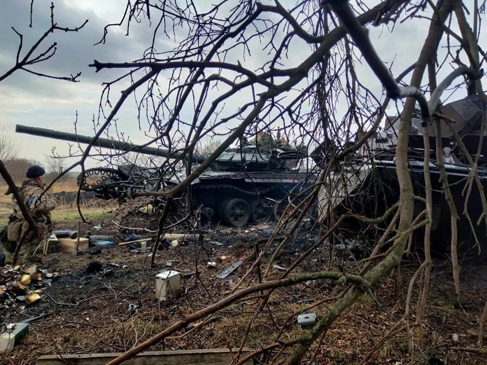 Росіяни знімають з танків запчастини, щоб обміняти на алкоголь