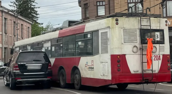 У Луцьку тролейбус з пасажирами потрапив в аварію (фото)