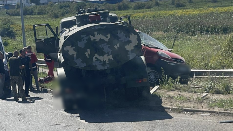 На Львівщині внаслідок ДТП з бензовозом травмувався 48-річний водій легковика