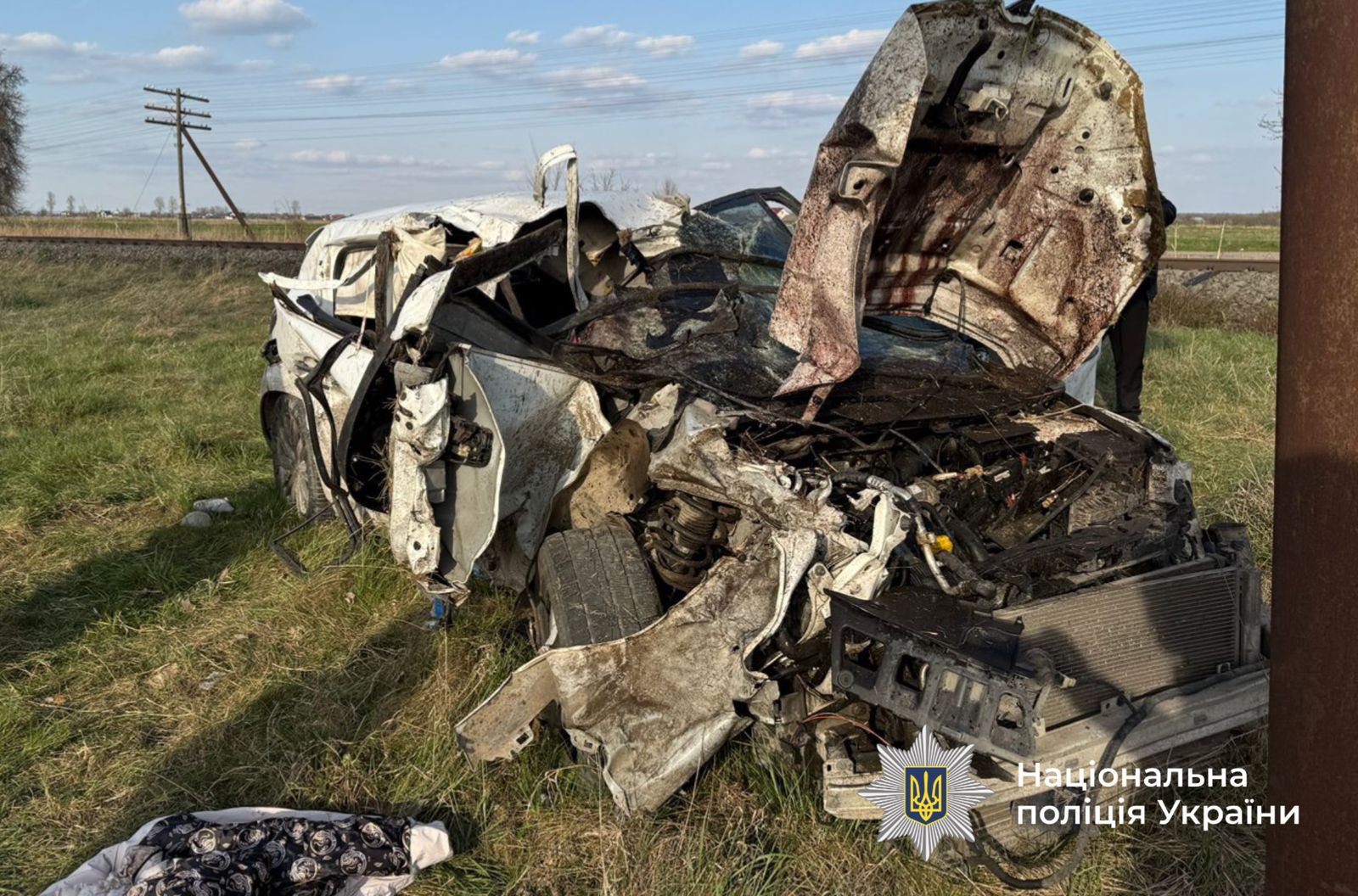 На Прикарпатті авто зіткнулося з поїздом: Моторошні фото ДТП