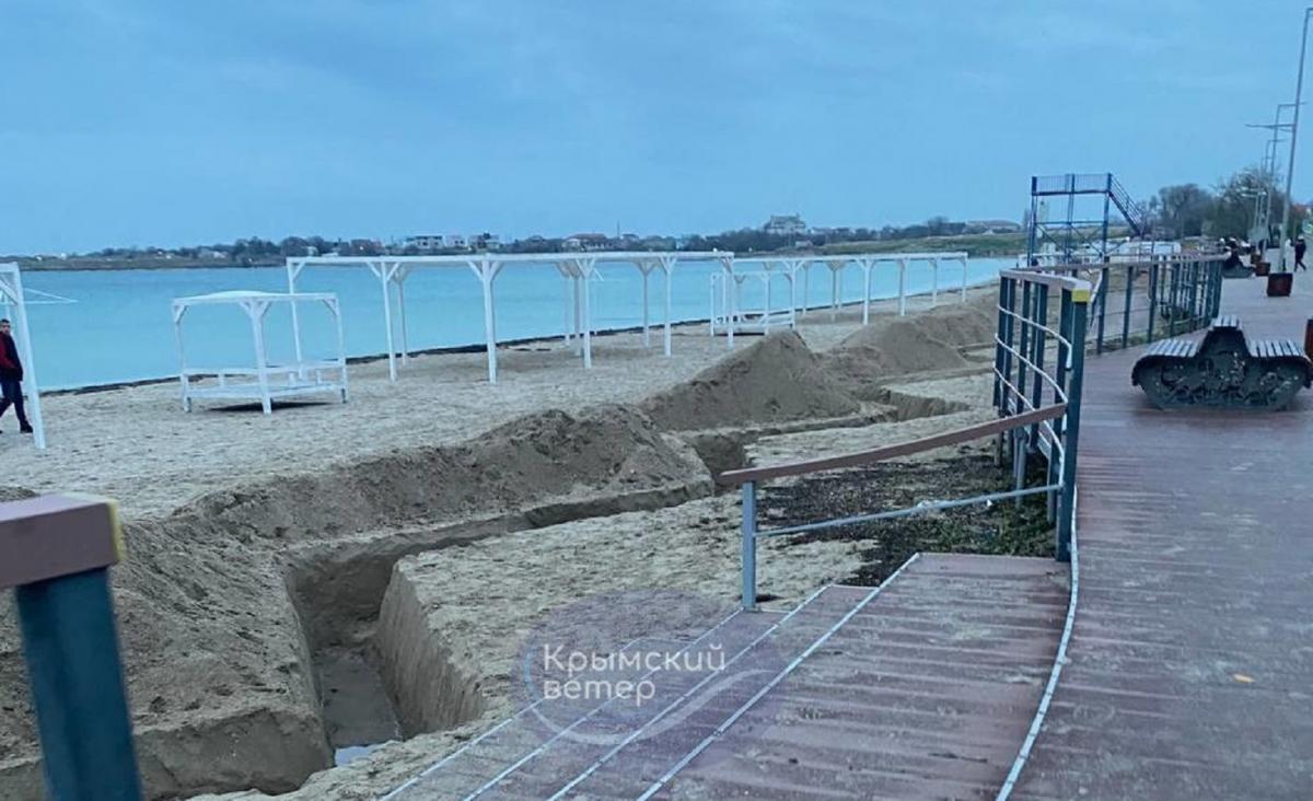 Росіяни вирили сотні кілометрів окопів на пляжах у Криму. Відео