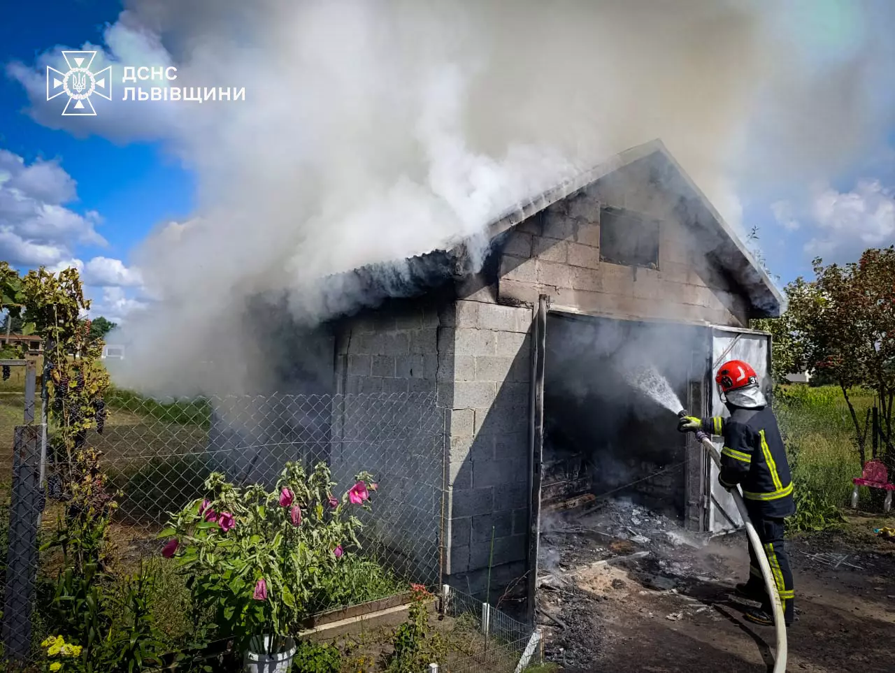 На Львівщині у гаражі згоріло авто: рятувальники повідомили деталі