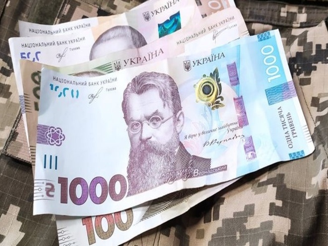 Українських захисників звільнено від військового збору: президент підписав закон