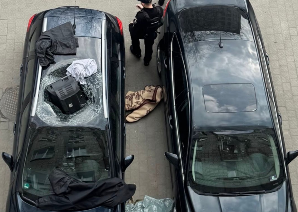 У Львові нетверезий чоловік викинув телевізор із 6 поверху на дах чужого авто (фото)