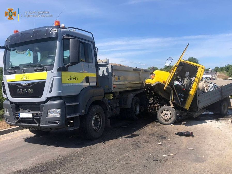 На Львівщині вантажівка зіткнулася з автомобілем, загинув пасажир